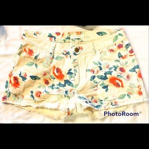 blu pepper Cream and Multi Floral Women's Size Medium Denim Frayed Hem Shorts